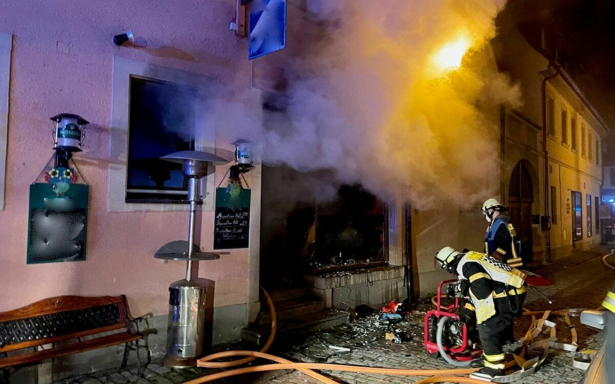 Rauch dringt aus der brennenden Kneipe in der Altstadt von Volkach Rauch dringt aus der brennenden Kneipe in der Altstadt von Volkach